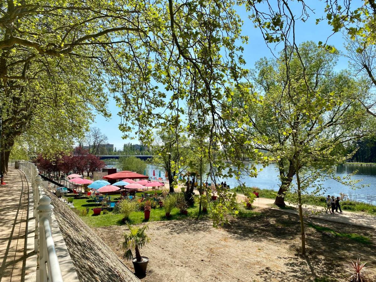 Charmant F1 Avec Terrasse Et Vue Sur Jardin Arbore - Fraicheur Naturelle Du Rez De Jardin - Parking ベルリーヴ・シュル・アリエ エクステリア 写真