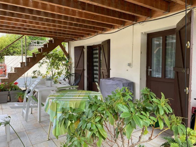 Charmant F1 Avec Terrasse Et Vue Sur Jardin Arbore - Fraicheur Naturelle Du Rez De Jardin - Parking ベルリーヴ・シュル・アリエ エクステリア 写真
