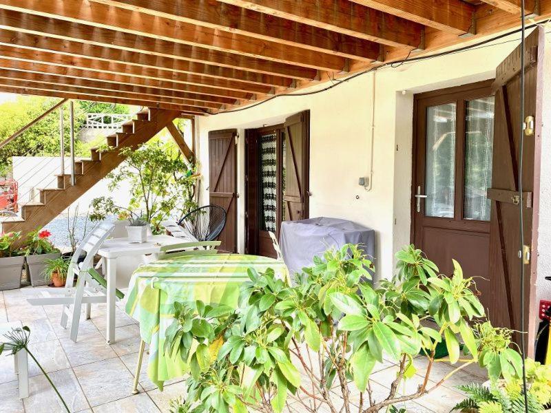 Charmant F1 Avec Terrasse Et Vue Sur Jardin Arbore - Fraicheur Naturelle Du Rez De Jardin - Parking ベルリーヴ・シュル・アリエ エクステリア 写真